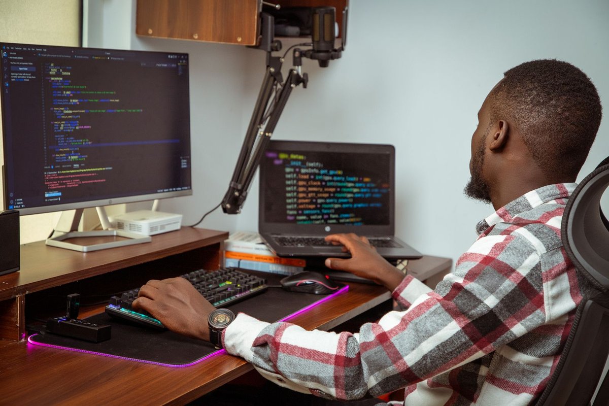 Développeur en train de coder sur un ordinateur
