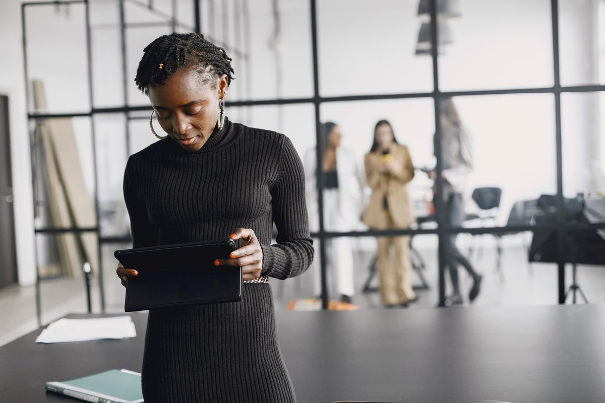 Designer utilisant une tablette au bureau