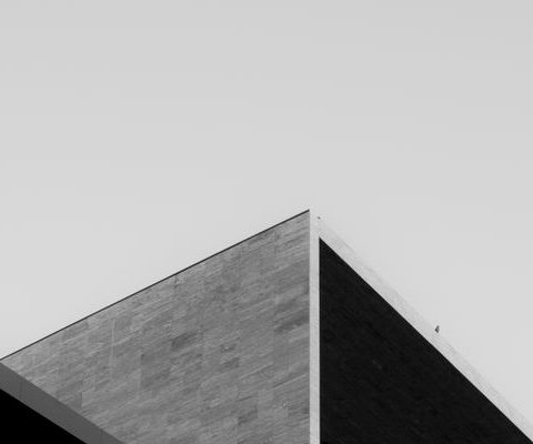 Façade d'immeuble moderne — ancrage local